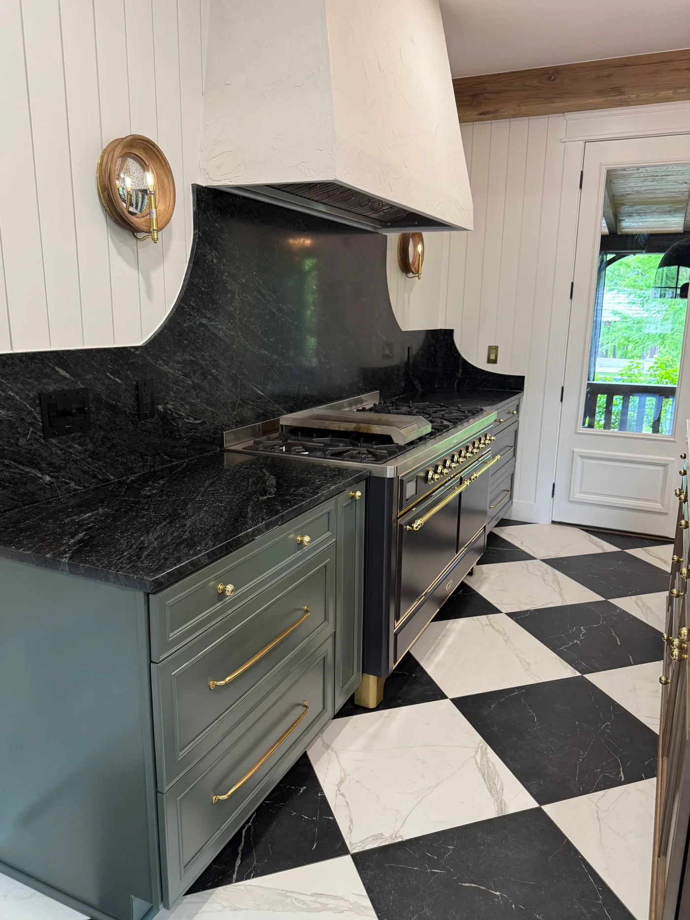 Cortina kitchen range with marble backsplash